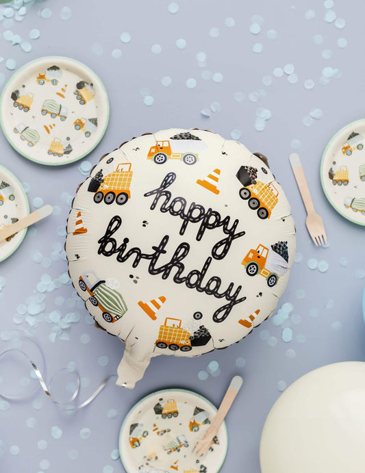 Mise en scène du ballon Happy Birthday camions de chantier avec vaisselle de fête assortie
