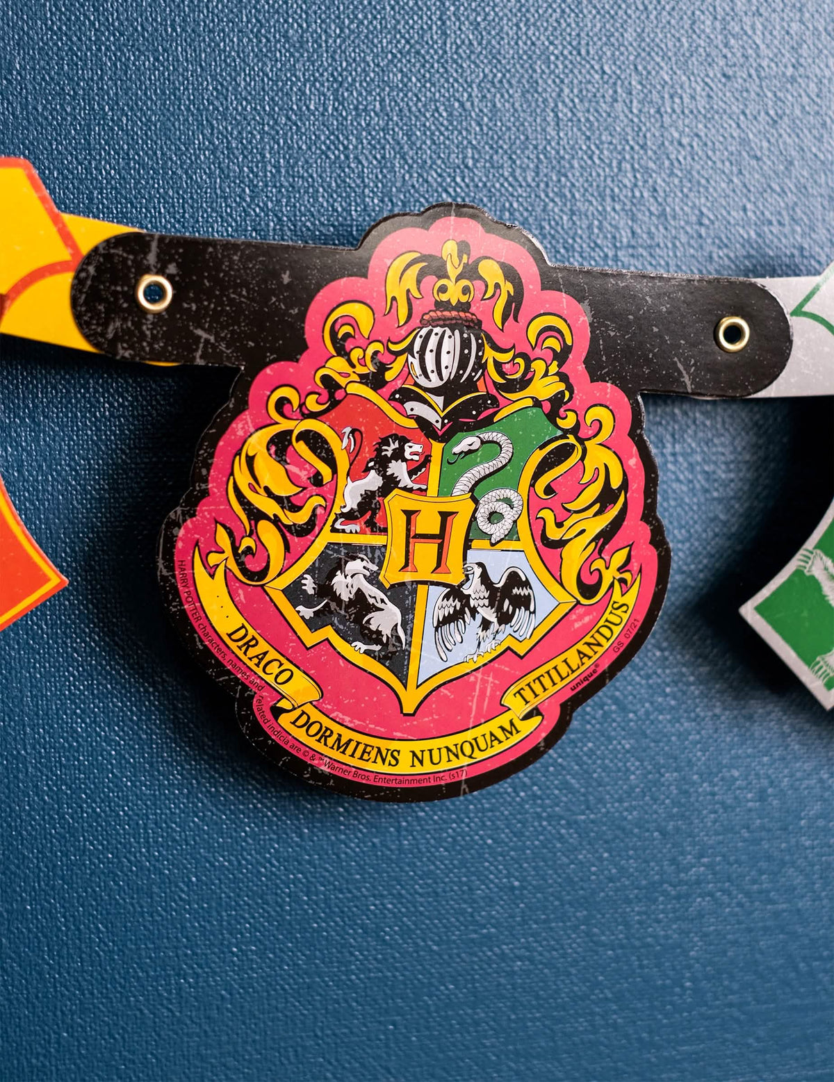 Lähikuva Harry Potter -bannerin Hogwartsin vaakunasta happy birthday