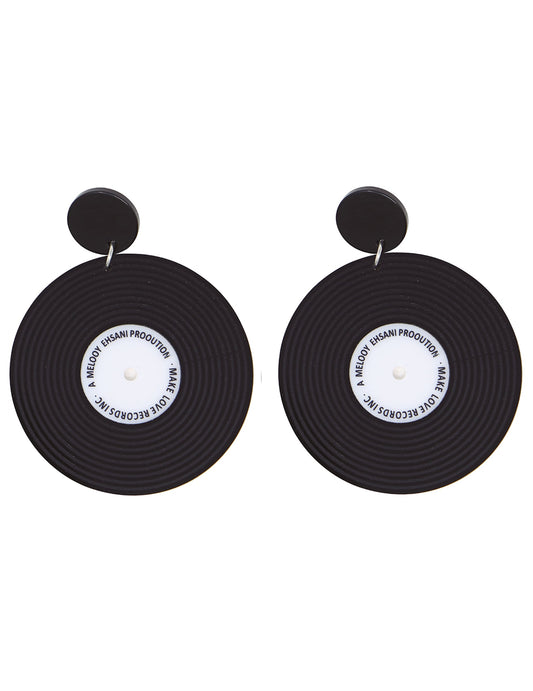 Gros plan sur la paire de boucles d'oreilles disques vinyles rétro