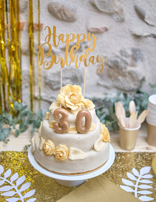 Mise en scène sur un gâteau de la bougie chiffre 0 pour anniversaire doré à paillettes