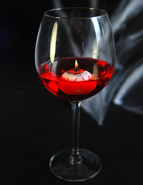 Mise en situation dans un verre de la bougie flottante oeil ensanglanté pour Halloween