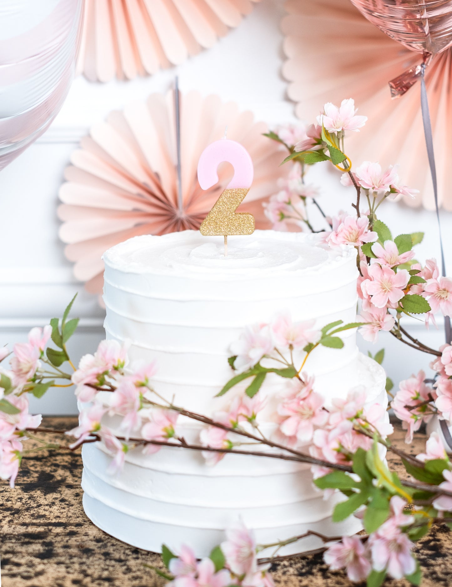 Mise en situation de la bougie sur pique chiffre 2 pour gâteau