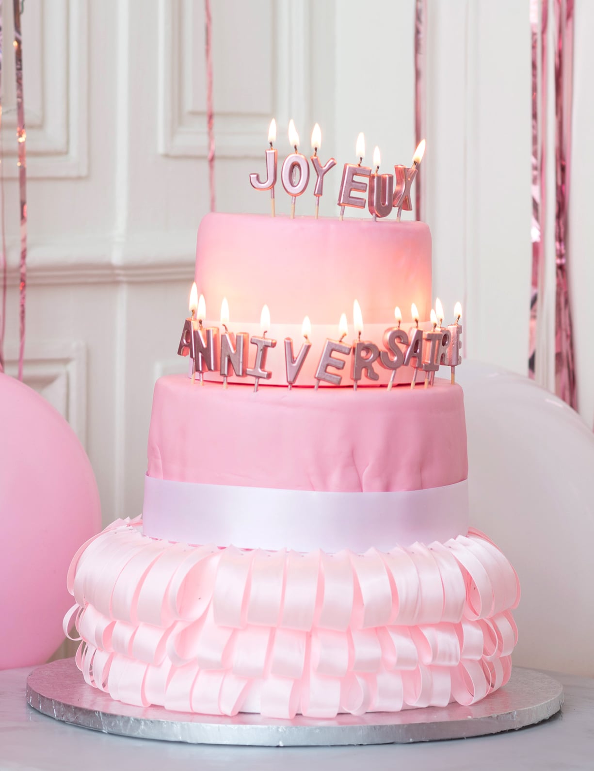 Mise en situation sur un gâteau des bougies sur pic joyeux anniversaire rose gold métallisé