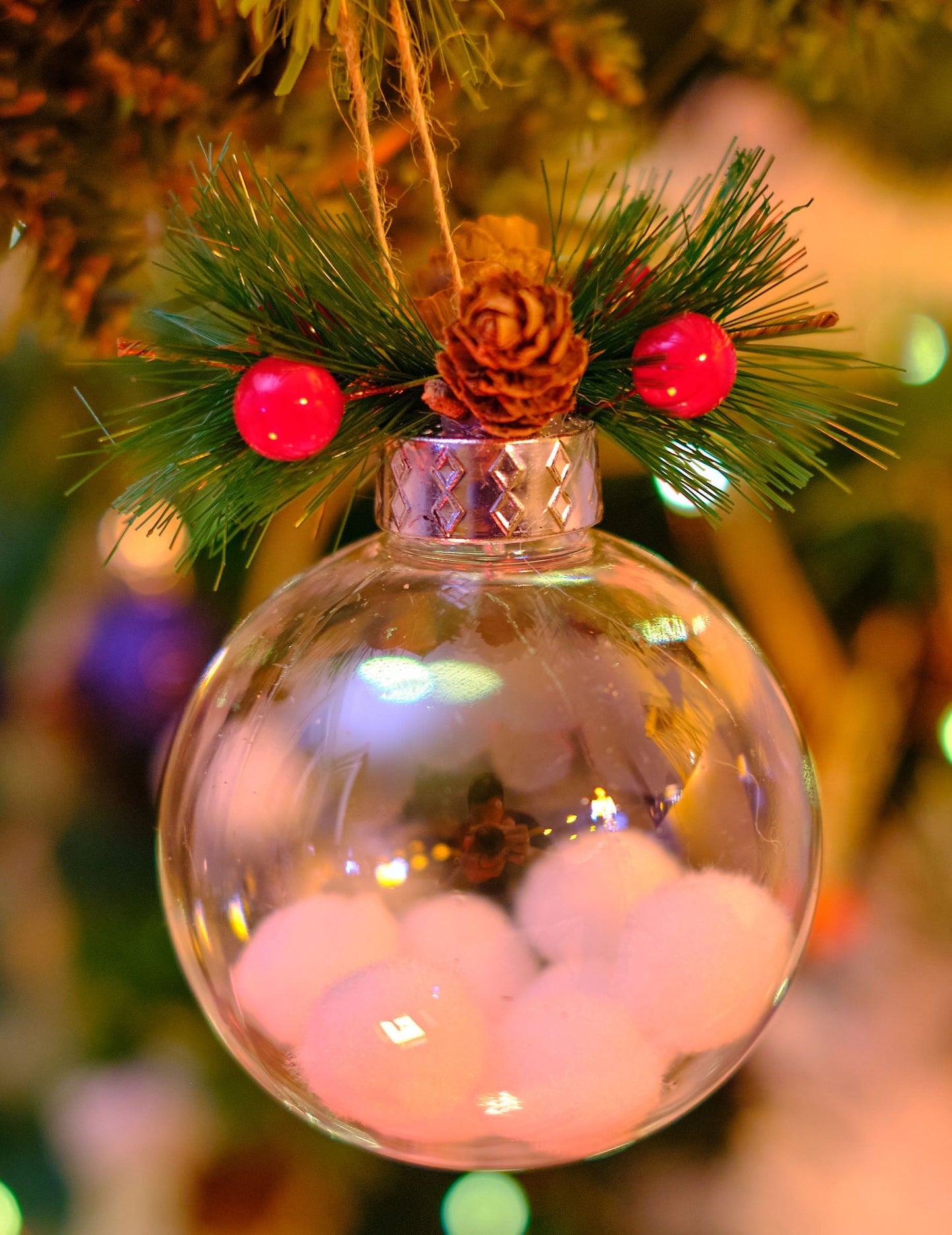 Vue des boules de neige à l'intérieur de la boule de Noël naturelle avec neige et sapin