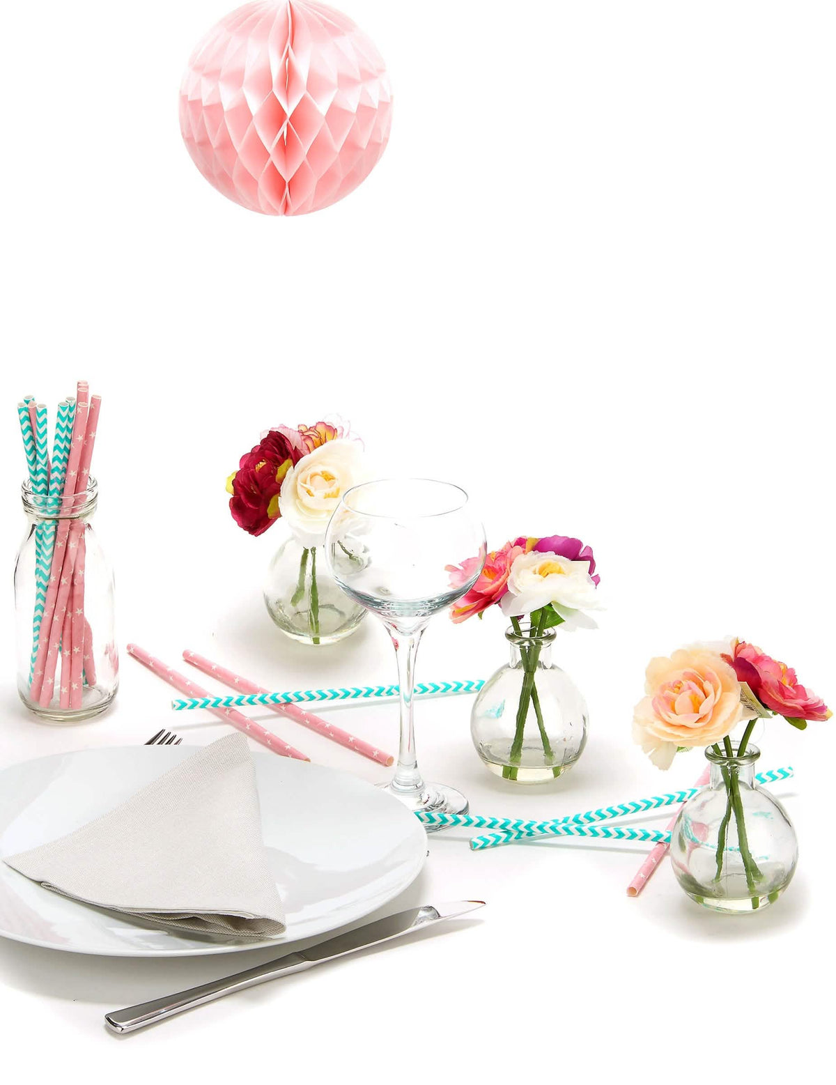 Mise en situation de la boule papier alvéolée à suspendre pour décoration rose bonbon