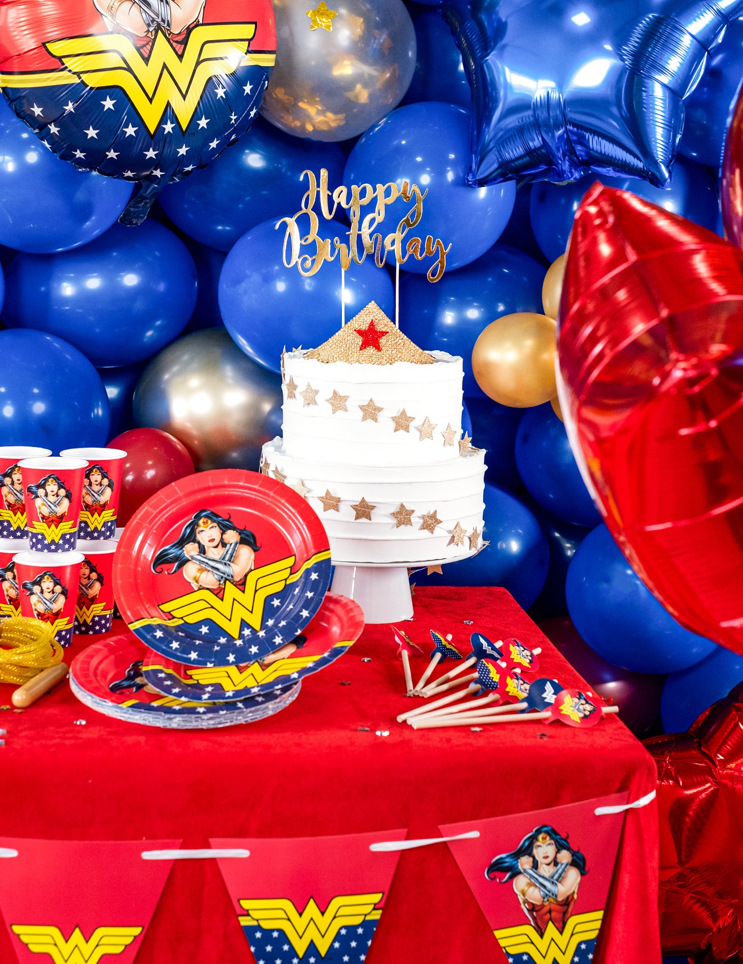 Décoration de table Wonder Woman du cake topper en carton Happy Birthday doré métallisé