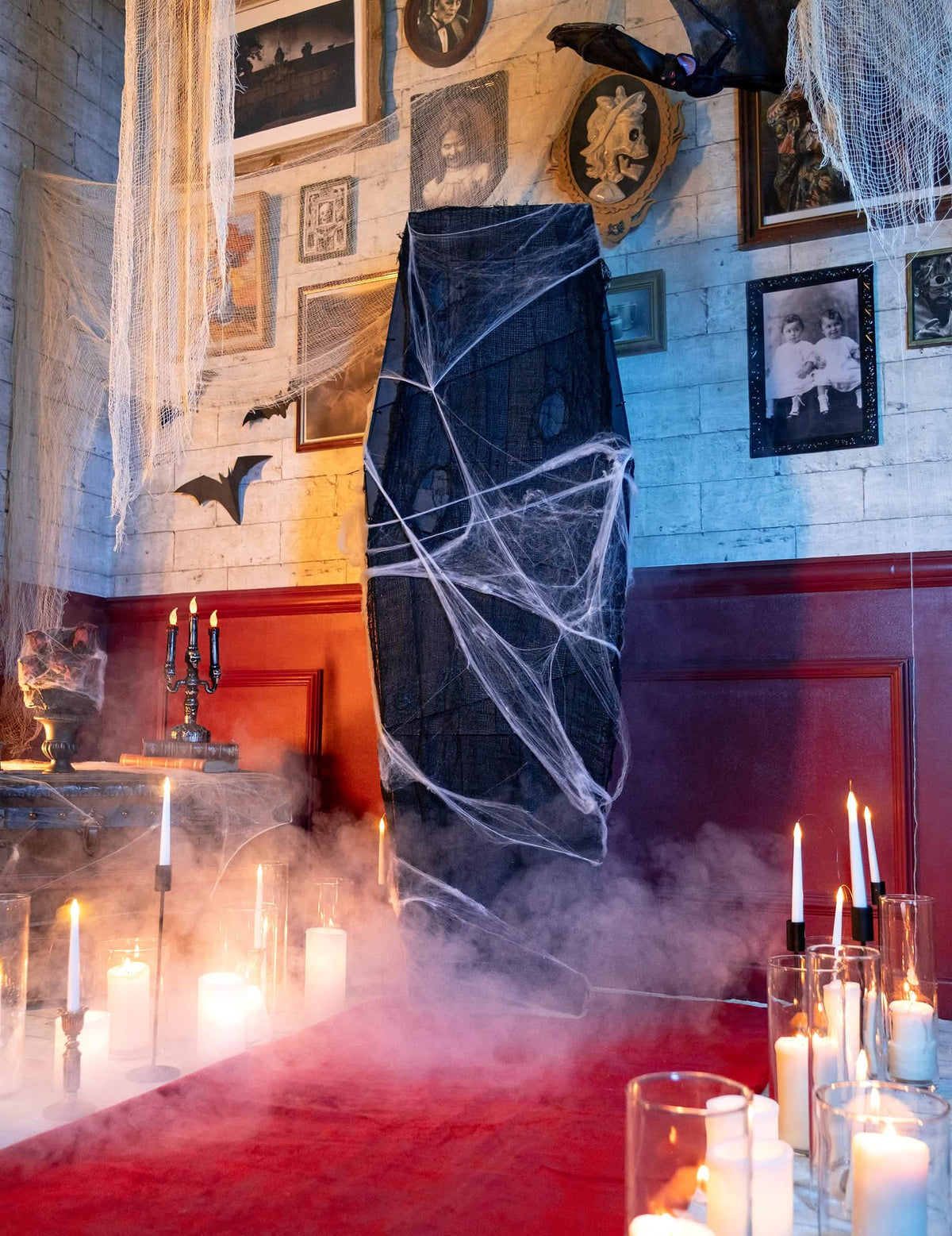 Lavastus kynttilät ja savu Halloweenin arkkua varten koristeeksi valkoisella hämähäkinseitillä