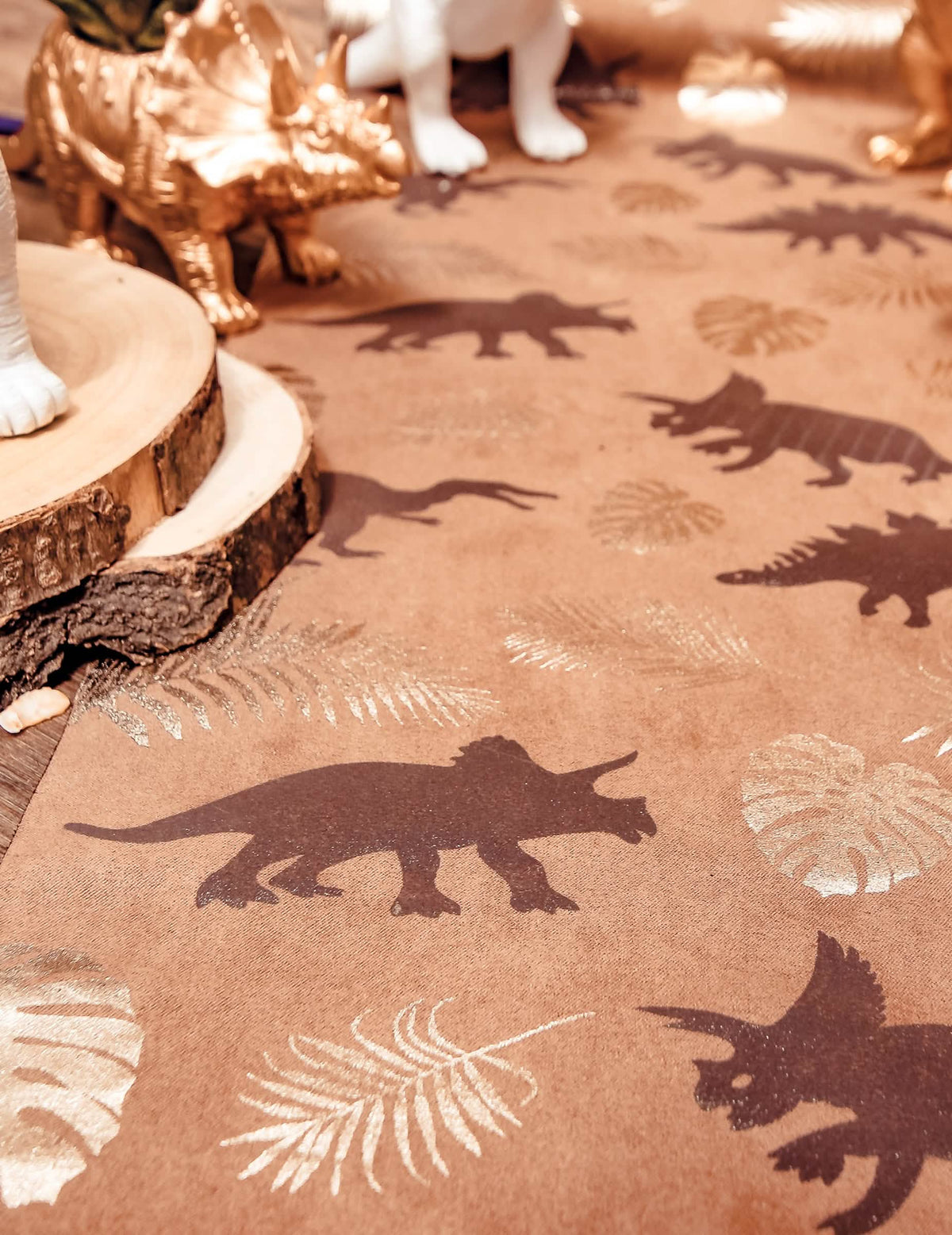 Gros plan sur les silhouettes de dinosaures du chemin de table dinosaures