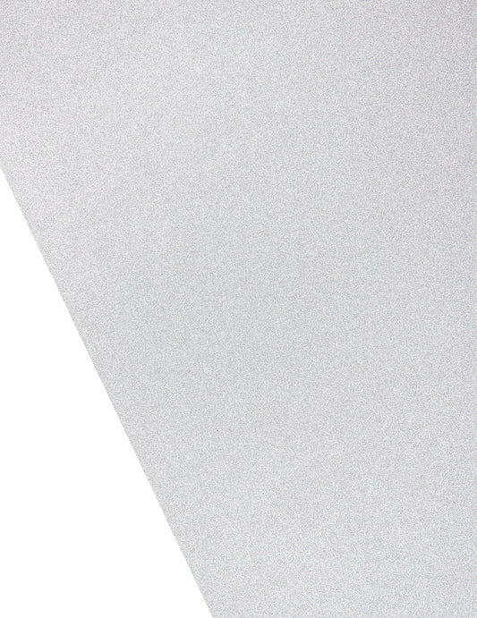 Gros plan sur la texture du chemin de table à paillettes pour décoration de fête argenté effet métal
