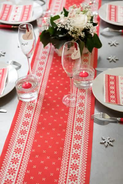 Mise en scène du chemin de table en coton au coin du feu