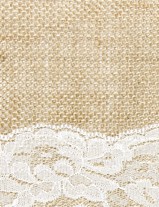 Gros plan sur la dentelle du chemin de table en jute centre dentelle naturel et blanc découpable