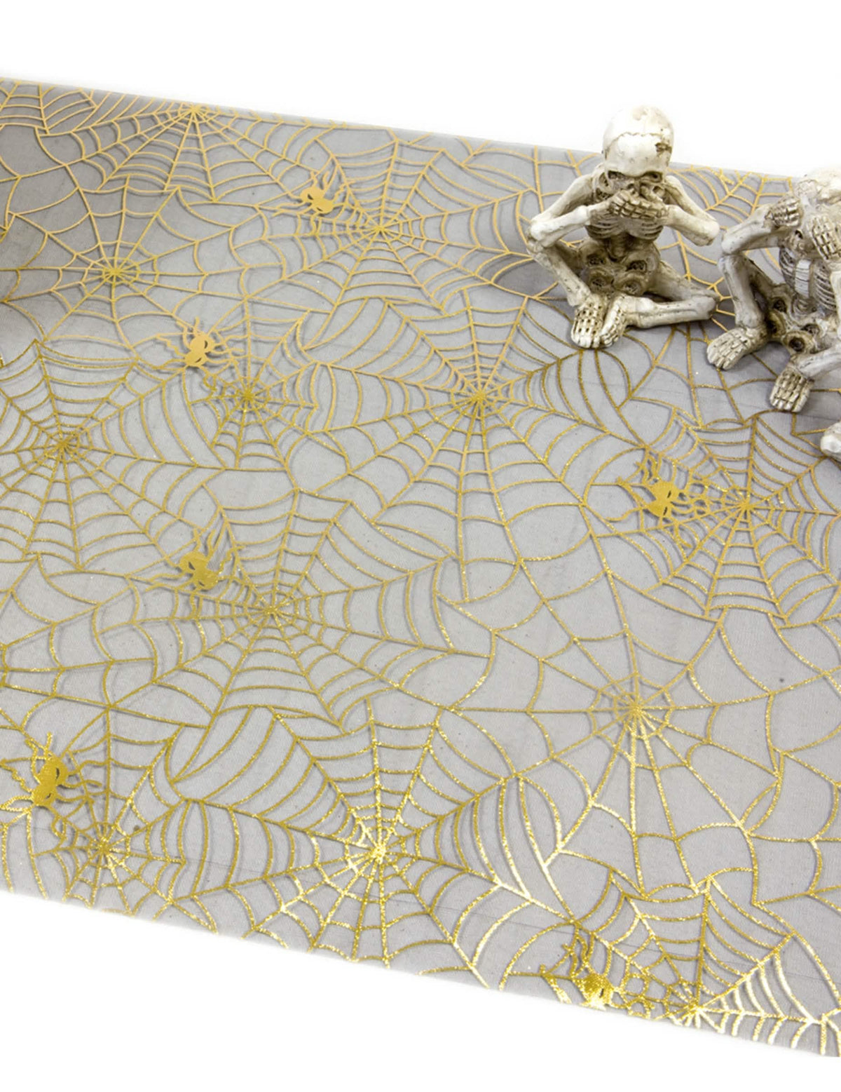 Gros plan sur le motif doré du chemin de table toile d'araignée pour Halloween