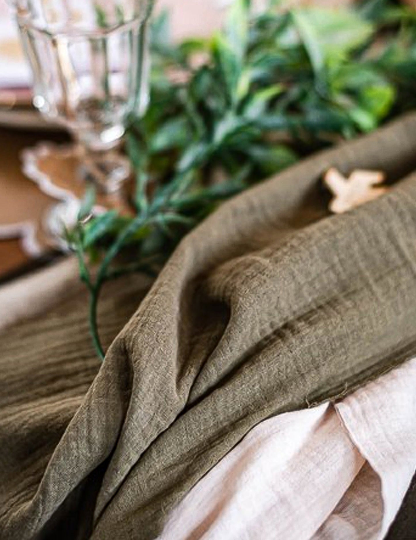 Détail de la gaze de coton du chemin de table style bohème