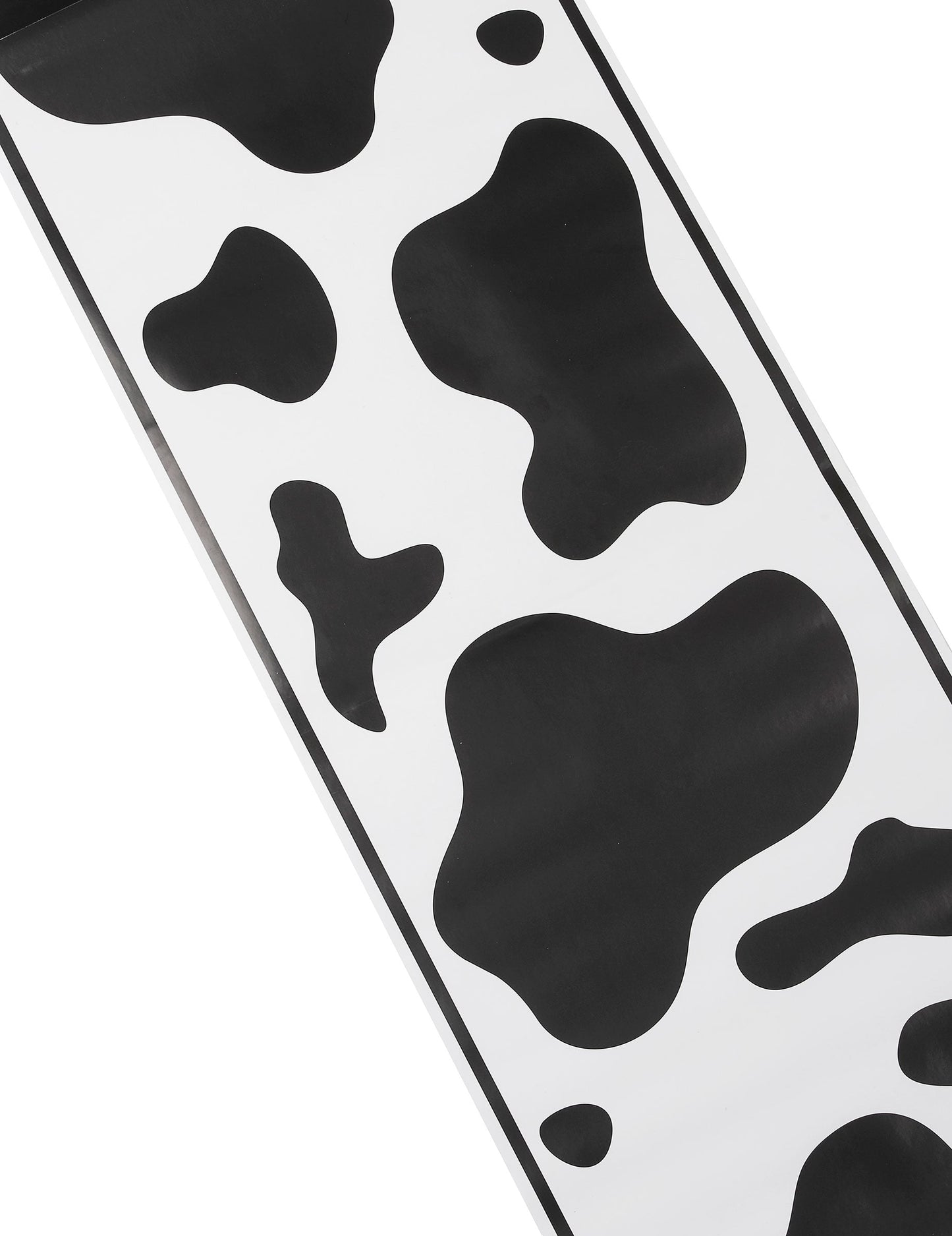 Gros plan sur les motifs à taches du chemin de table vache