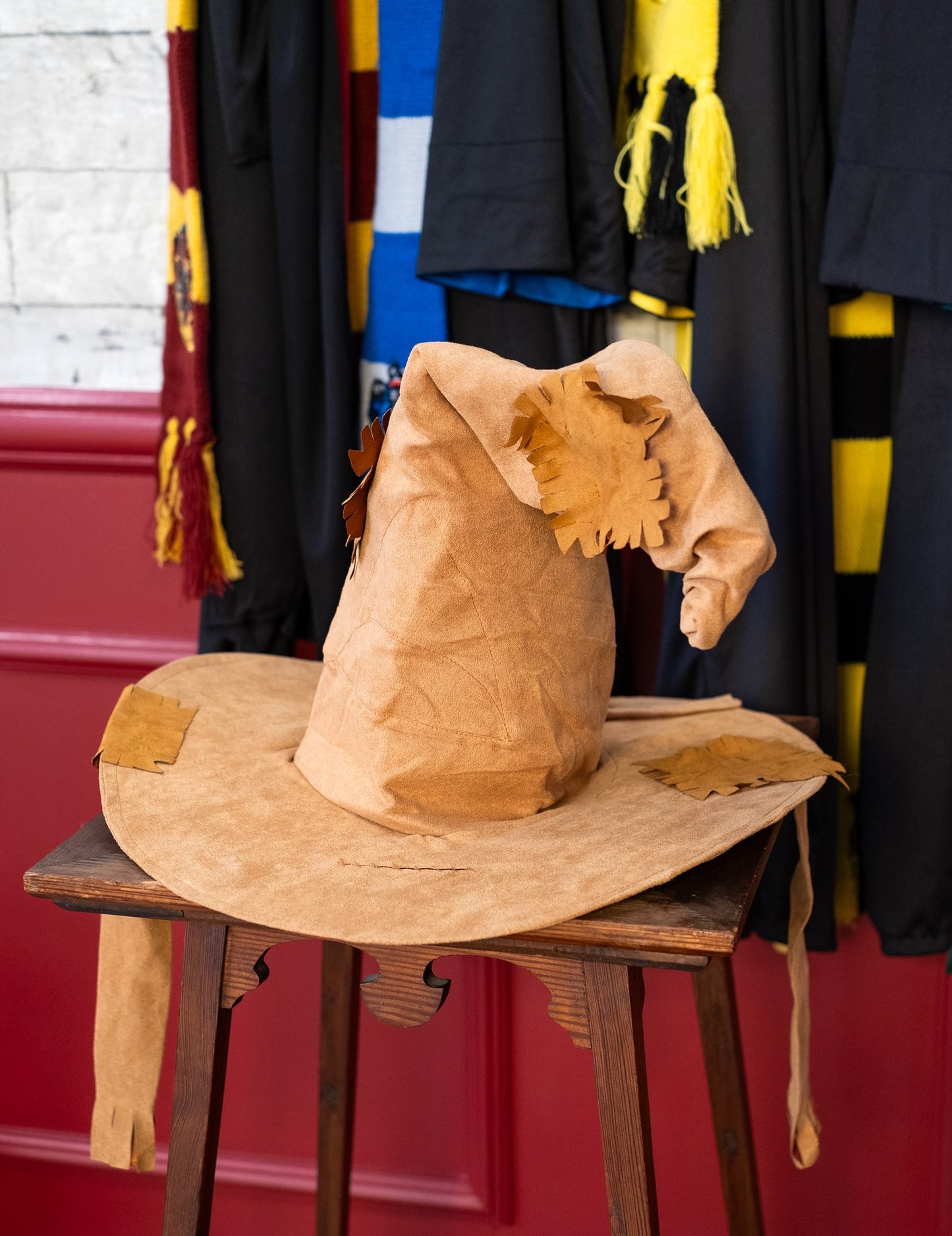 Mise en situation sur un tabouret du Choixpeau luxe Harry Potter pour adulte
