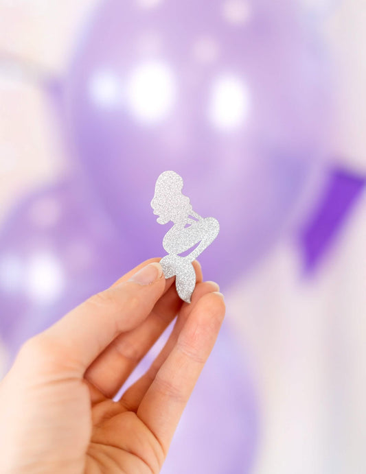 Gros plan sur un confetti argenté pailleté des confettis de table sirène