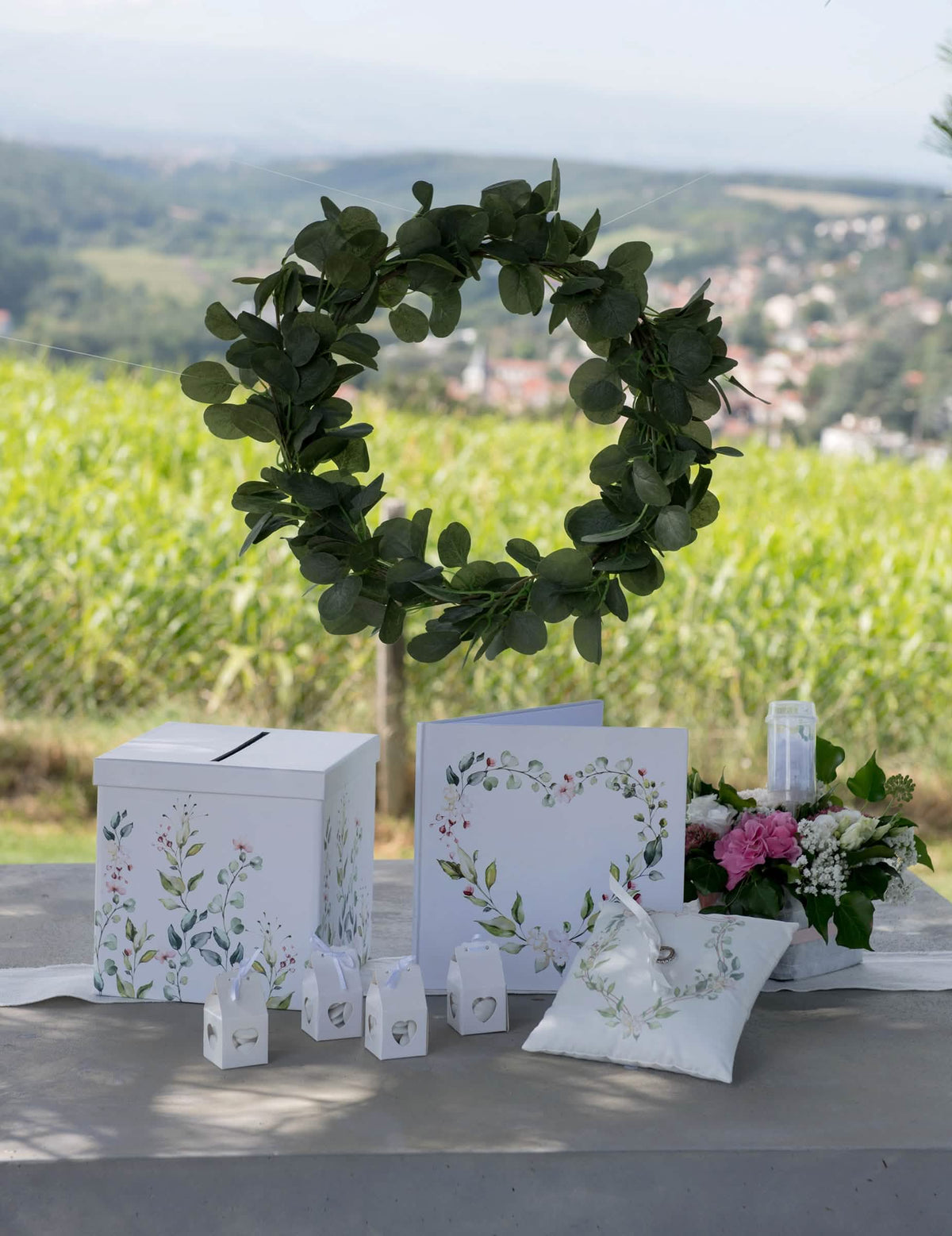 Mise en situation du coussin d'alliances porte bague motif végétal pour mariage