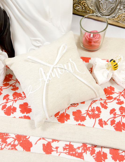 Gros plan sur l'inscription du coussin pour alliances Amour