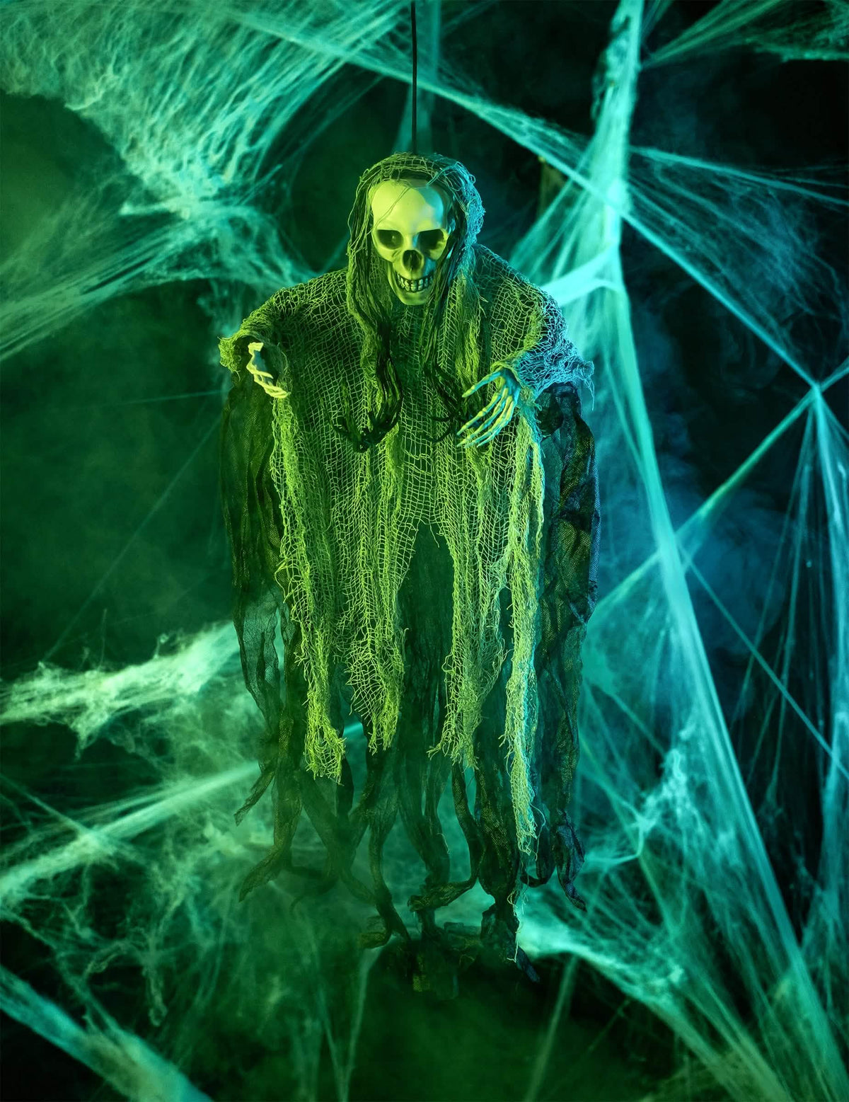 Lavastus vihreän valon alla, riippuva koristelu viikatemies halloween