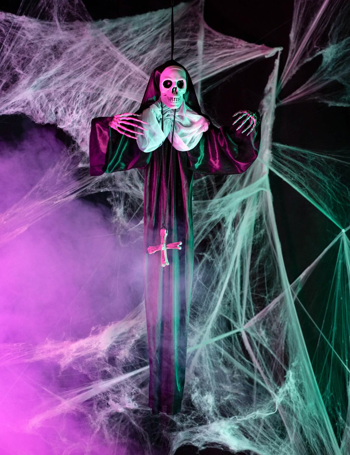 Halloween-koristeeseen ripustettava nunna