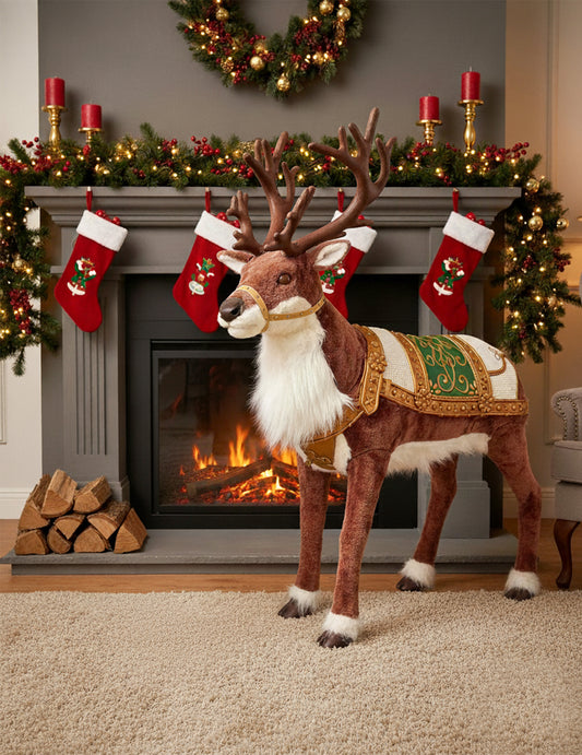 Mise en situation devant une cheminée de la décoration animée renne de Noël avec son et mouvement