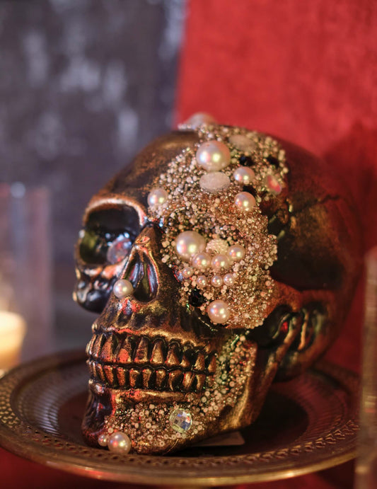 Gros plan sur les perles et ornements de la décoration crâne orné diamants