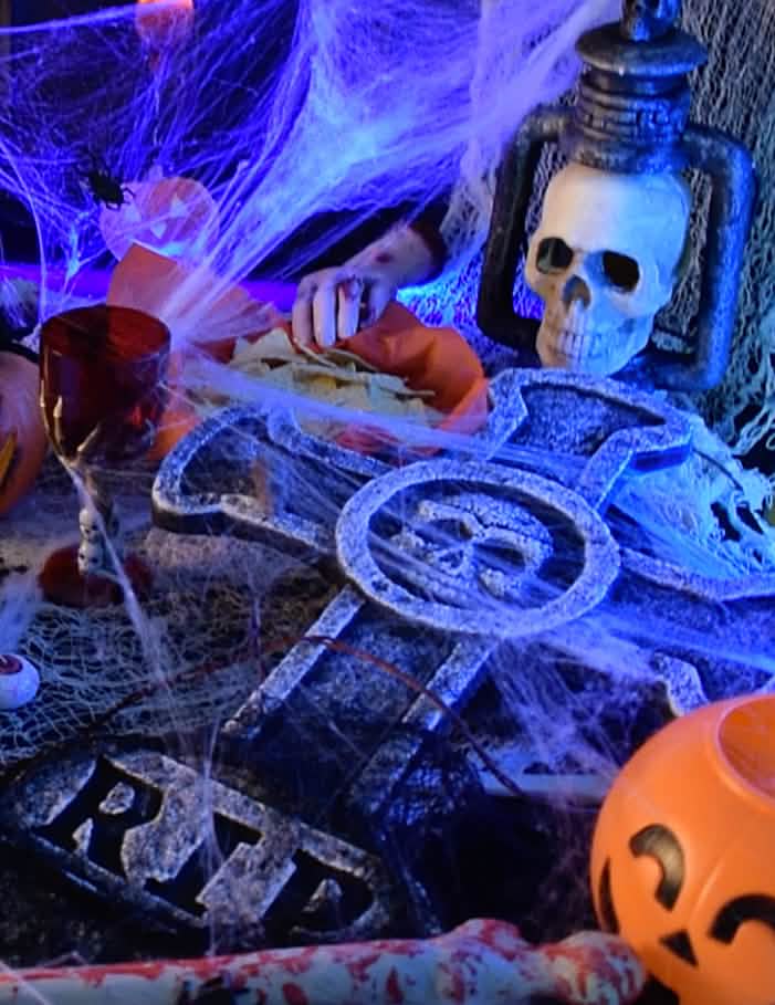 Hautakiven risti pääkallon kanssa halloweenia varten