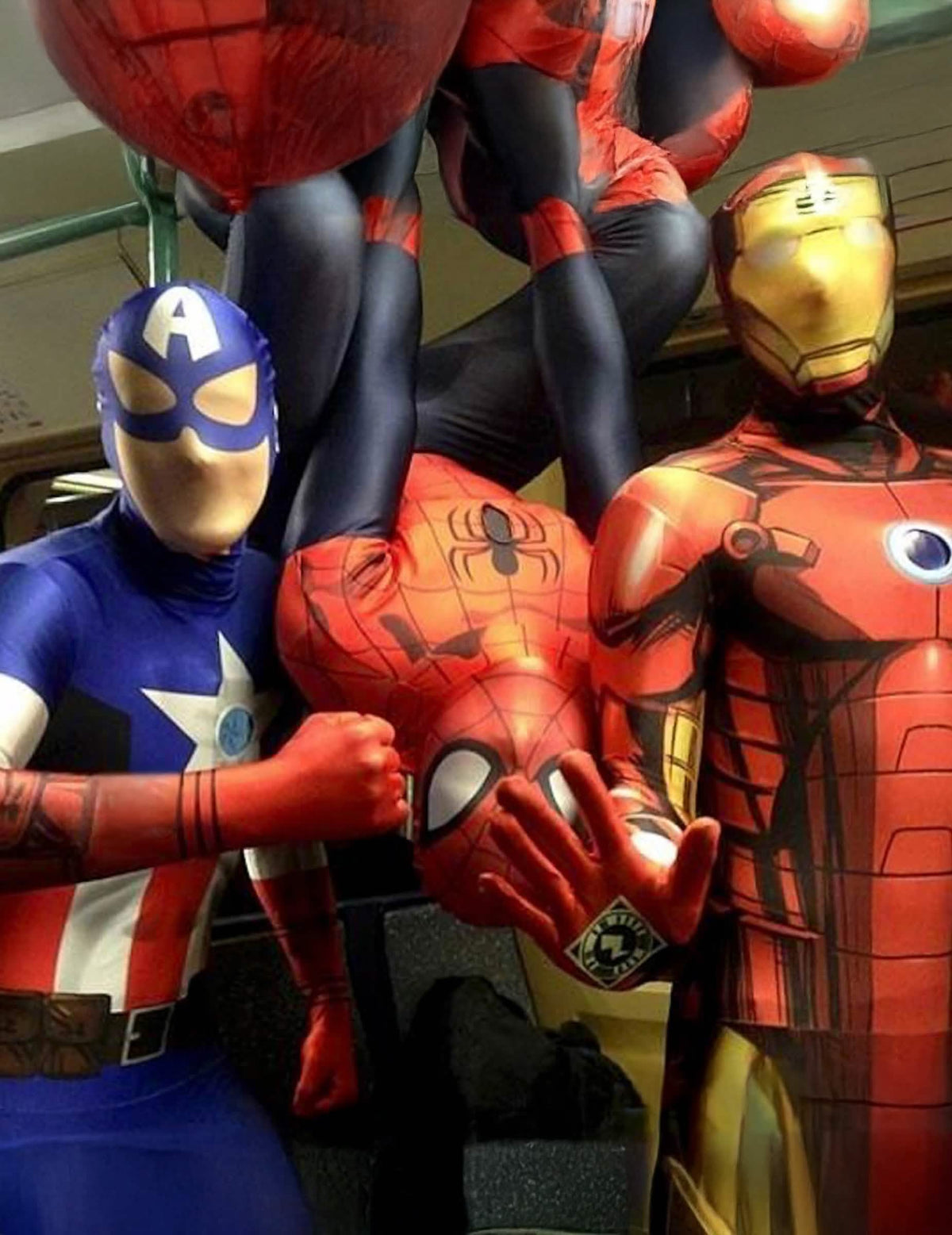 Tilanteessa muiden supersankarit klassisen Kapteeni Amerikka™ Morphsuits™ -naamiaisasun kanssa