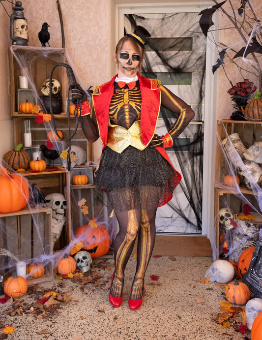 Vue d'ensemble en décor d'Halloween du déguisement de Madame Loyal squelette pour femme