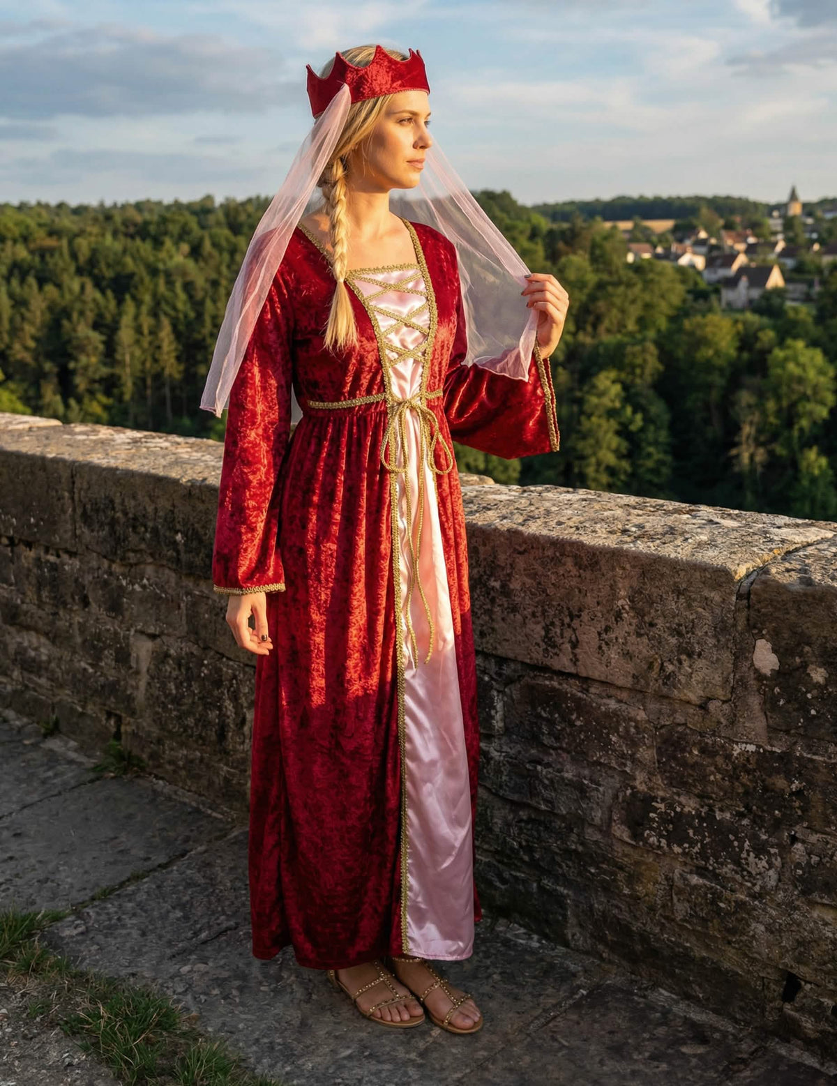Vue de trois-quarts du déguisement de reine médiévale