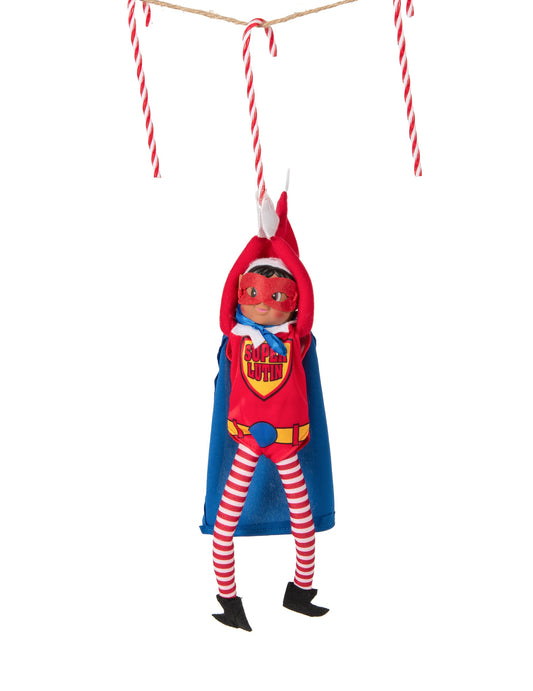 Mise en situation suspendue à un sucre d'orge du déguisement super lutin pour poupée lutin farceur