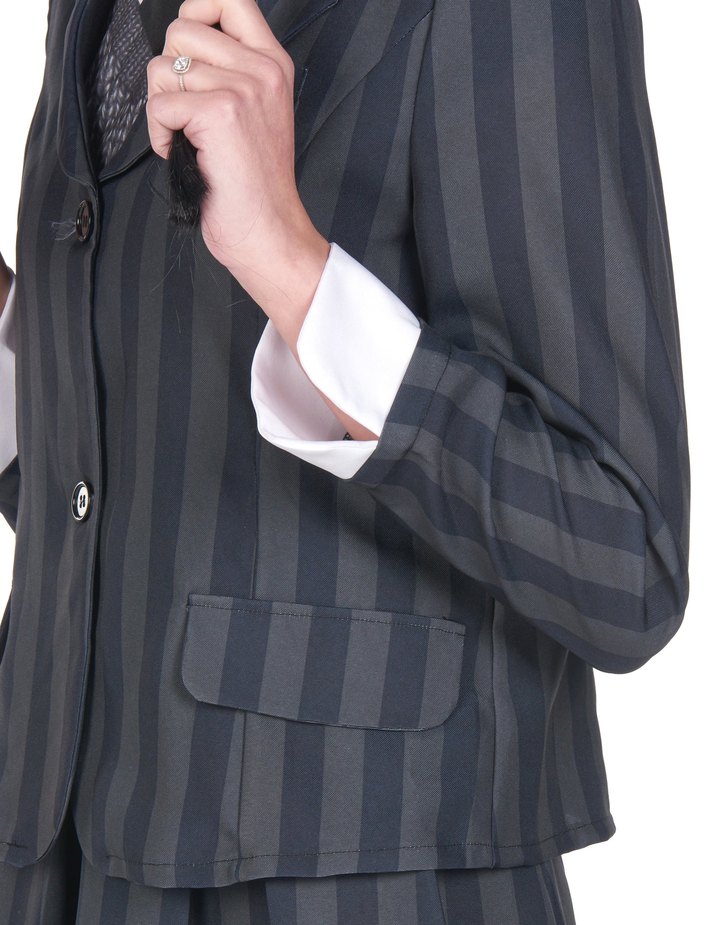 Détail de la manche et de la poche de la veste du déguisement uniforme scolaire gothique