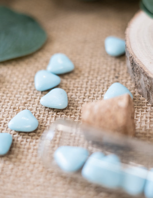 Gros plan sur les dragées du Dragées mini coeur chocolat pour communion