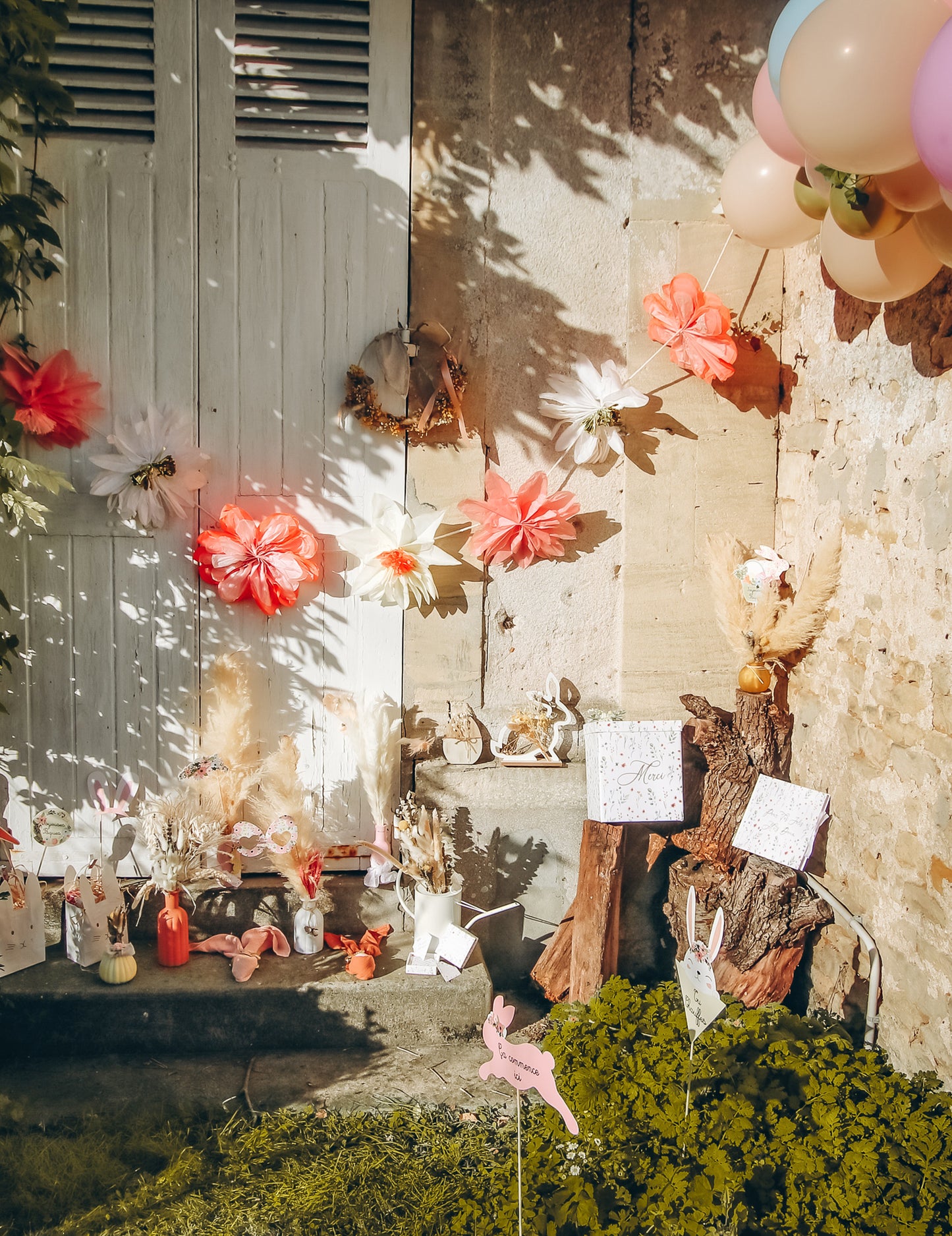 Mise en scène festive en extérieur de la guirlande de fleurs décoration bohème