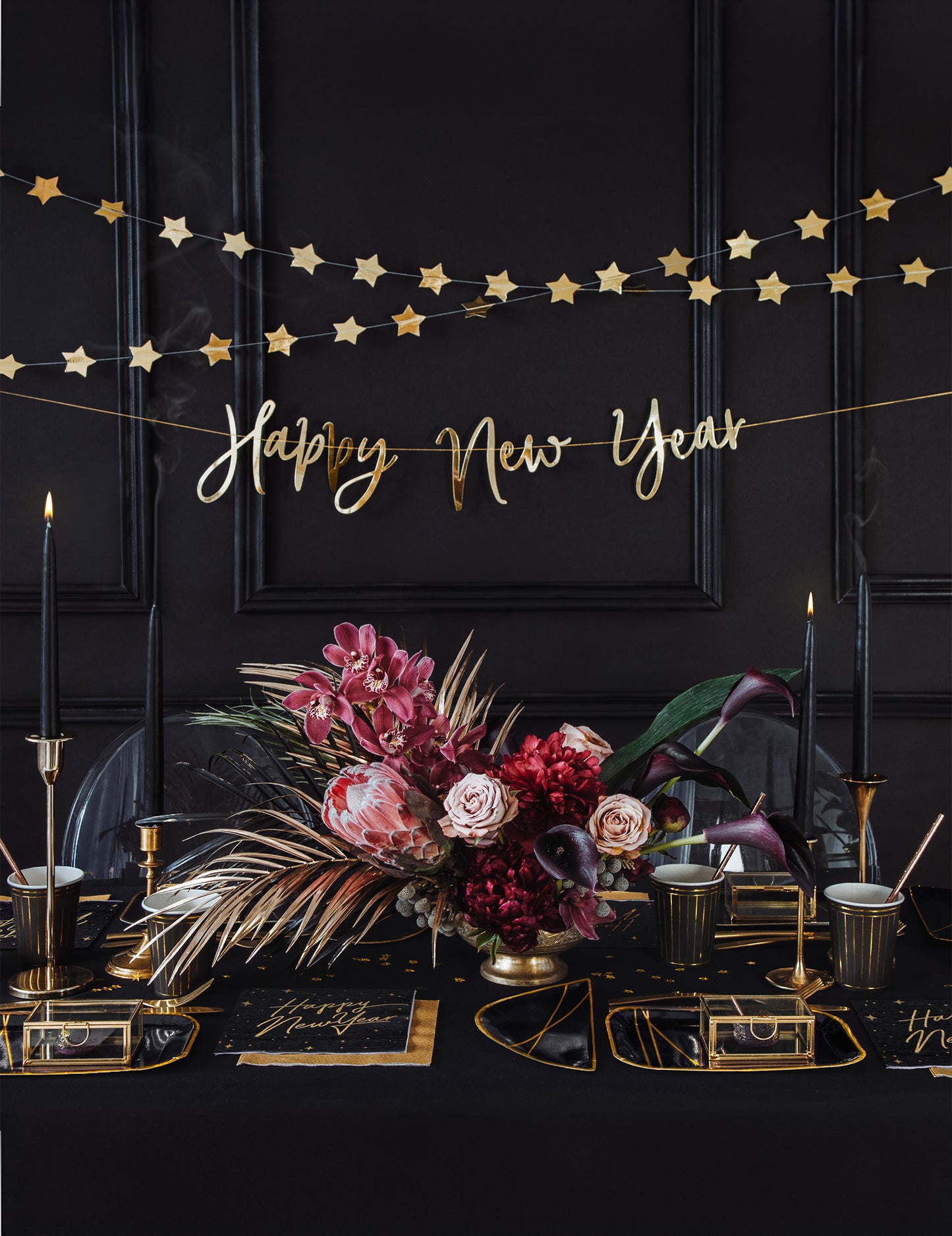 Mise en scène de table de la guirlande en carton happy new year dorée métallisée
