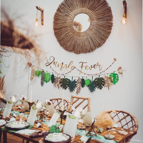 Mise en situation de fête de la guirlande en carton jungle fever pour anniversaire tropical