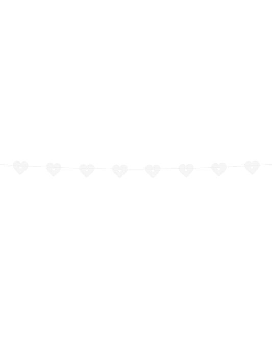 Vue horizontale de la guirlande en papier cœurs dentelle pour mariage
