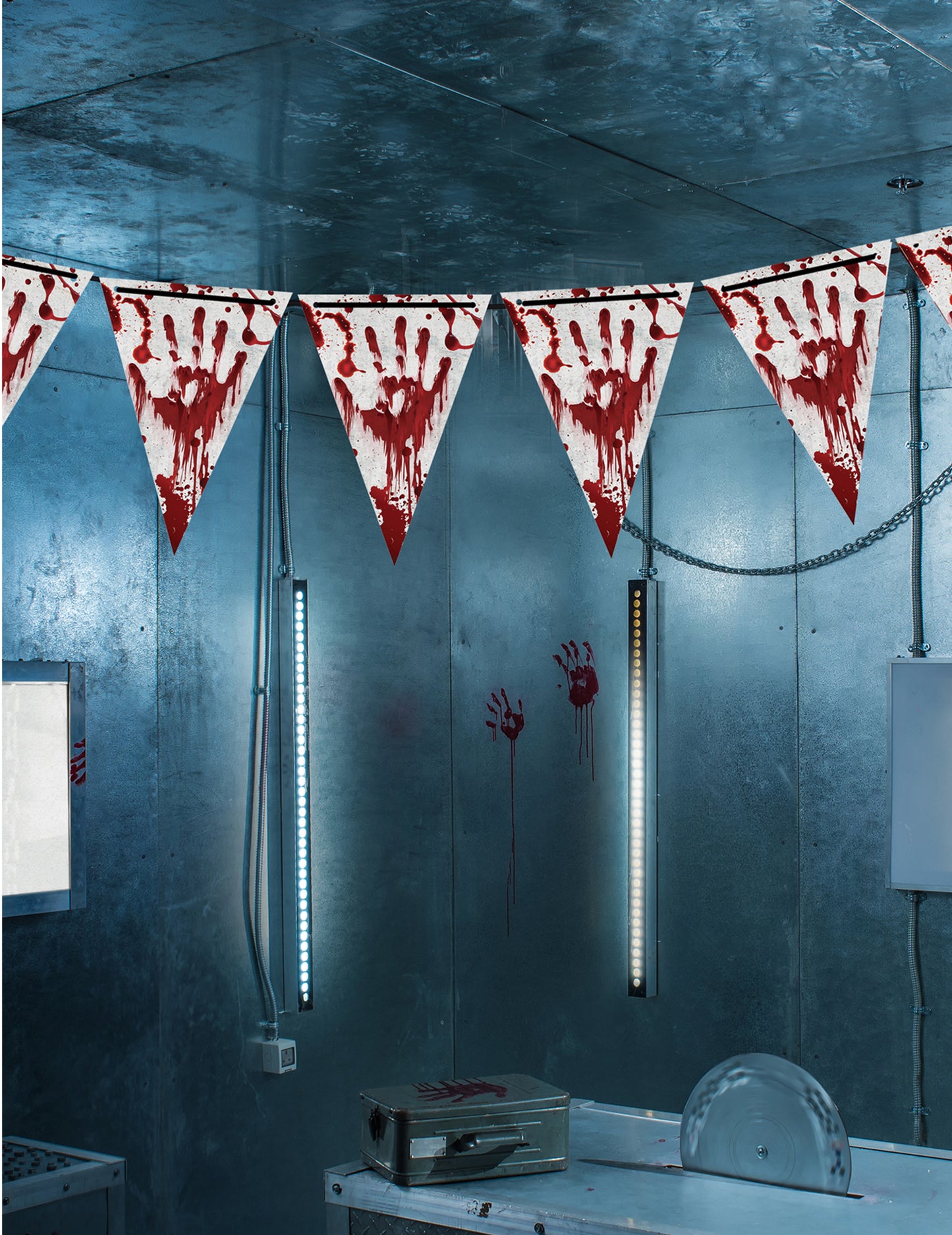 Mise en scène en décor de la guirlande fanions en papier Halloween ensanglanté