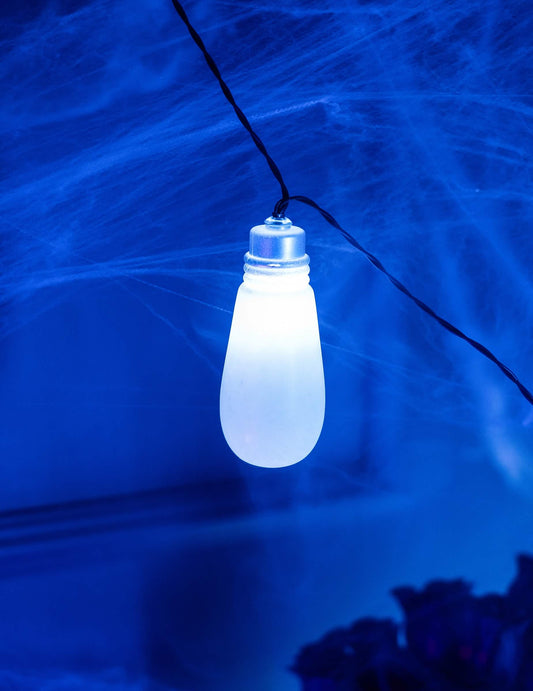 Gros plan sur une ampoule de la guirlande lumineuse et sonore Halloween effrayante