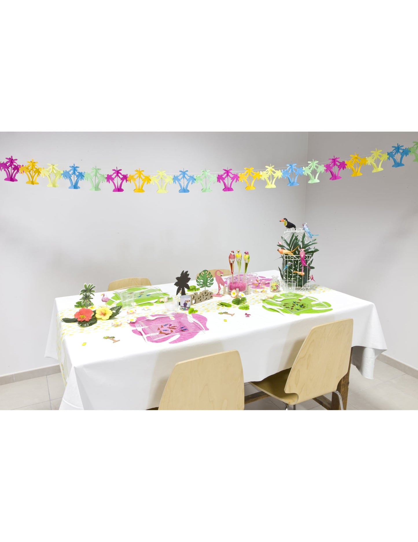Mise en situation de la guirlande papier palmiers pour soirée tropicale