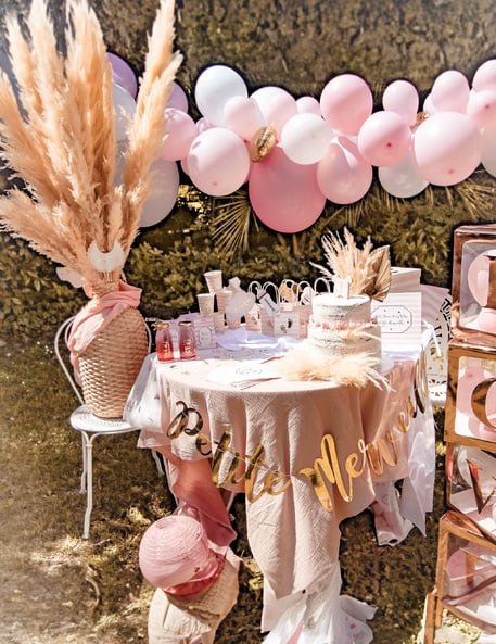 Mise en situation sur table de la guirlande petite merveille pour baby shower