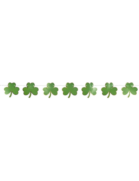 Gros plan sur les trèfles de la guirlande trèfles Saint Patrick