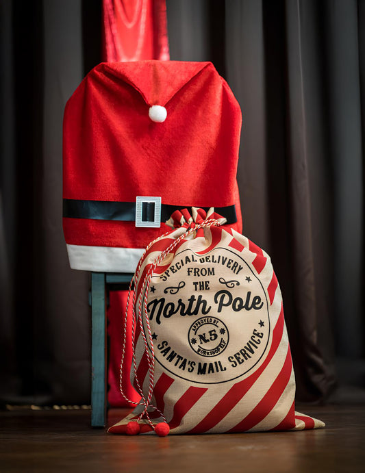 Mise en situation de la hotte de Noël pour enfant rayée rouge et beige avec message North Pole