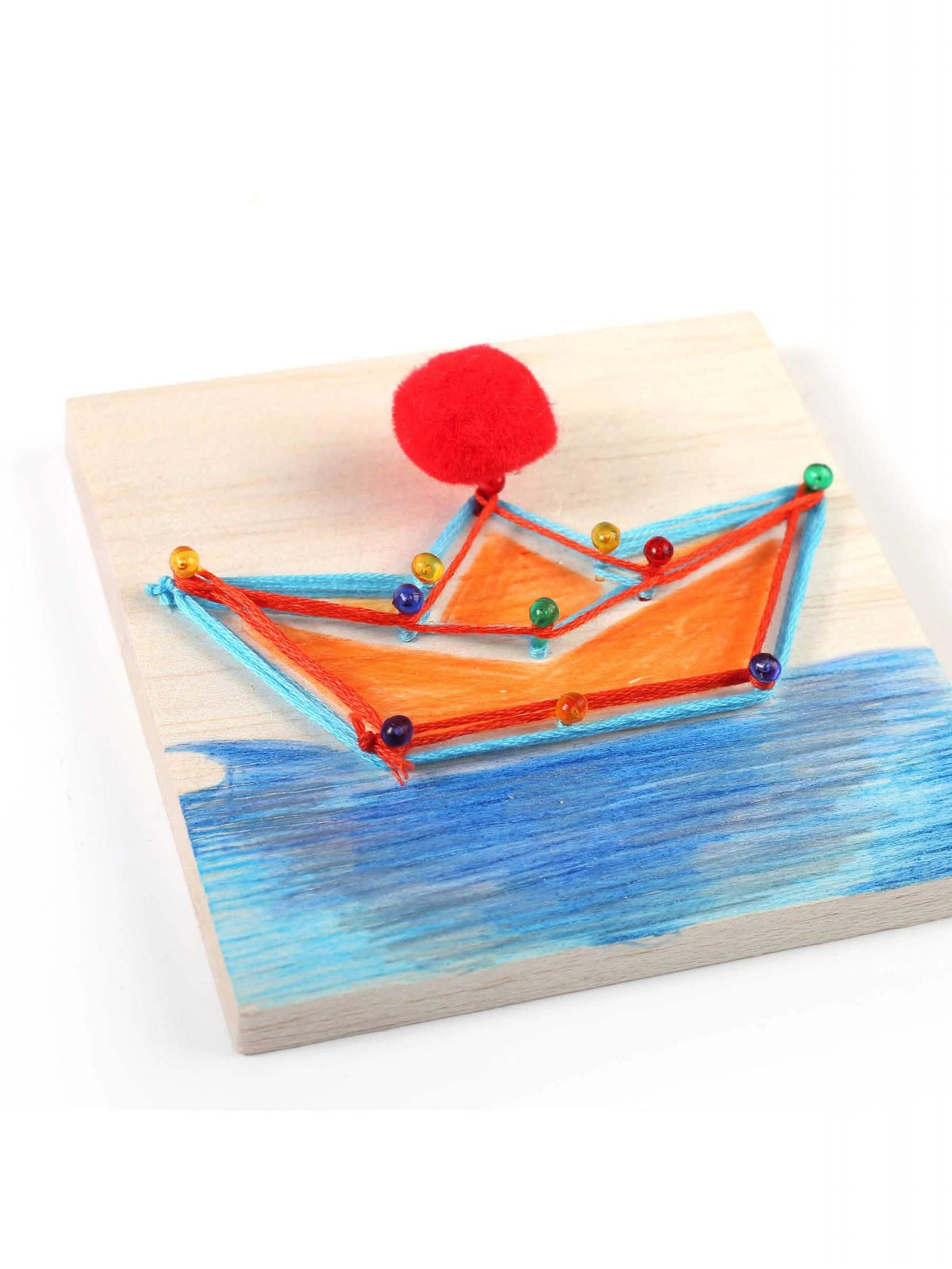 Esimerkki valmiista string art junior -sarjan meriaiheisesta veneestä tehdystä taulusta