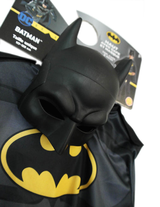 Gros plan sur le masque noir du kit top et masque Batman pour enfant