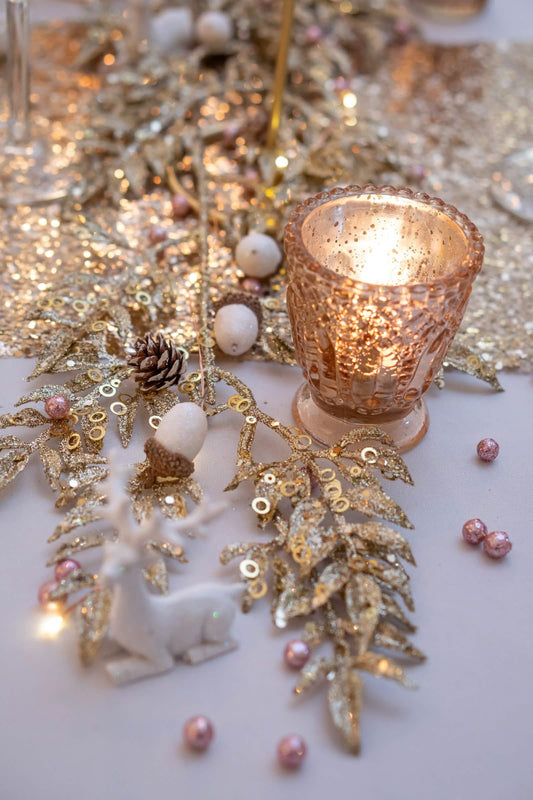 Mise en scène sur une table de fête des mini boules pailletées pour décoration