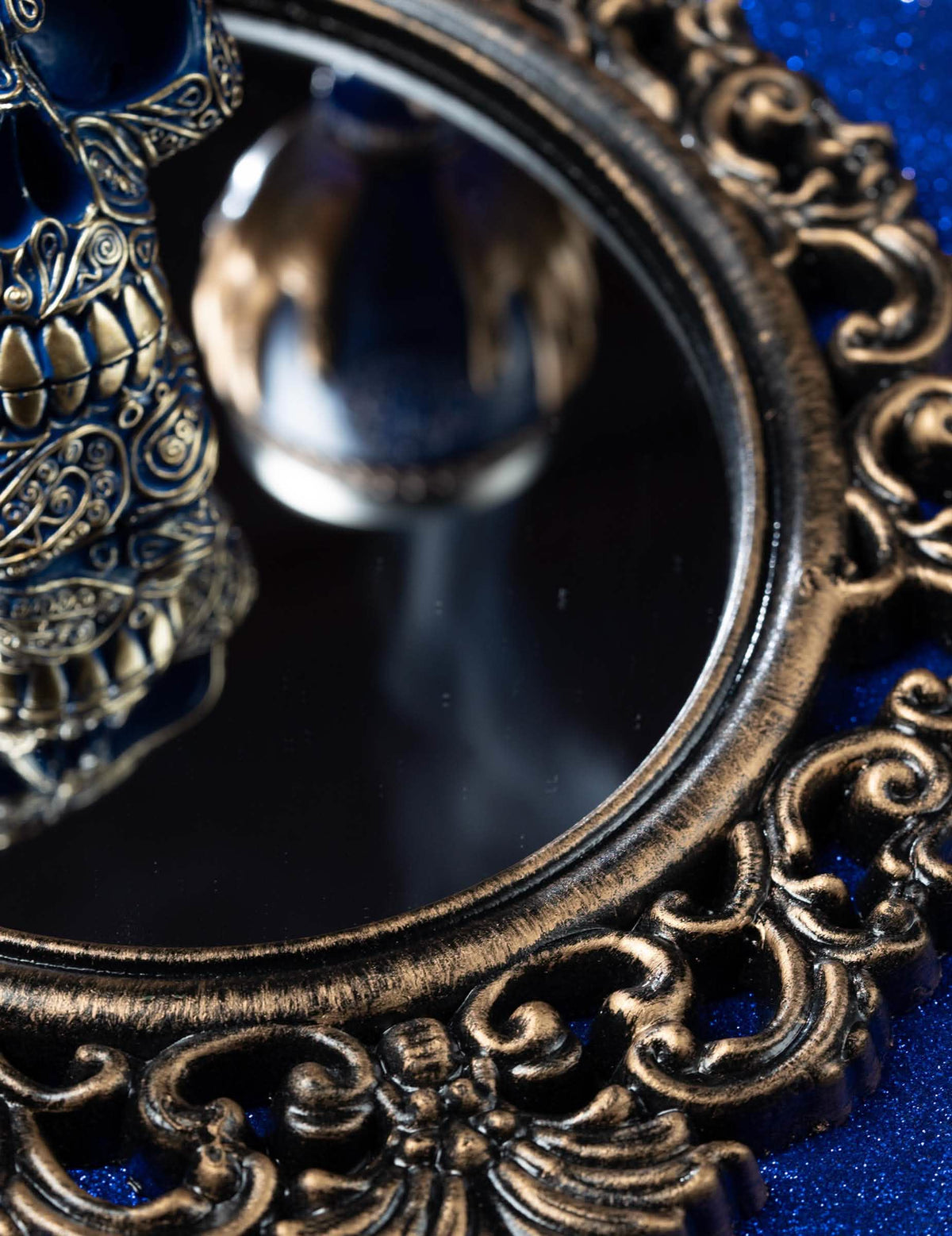 Détail des ornements du cadre du miroir antique pour décoration noir et bronze