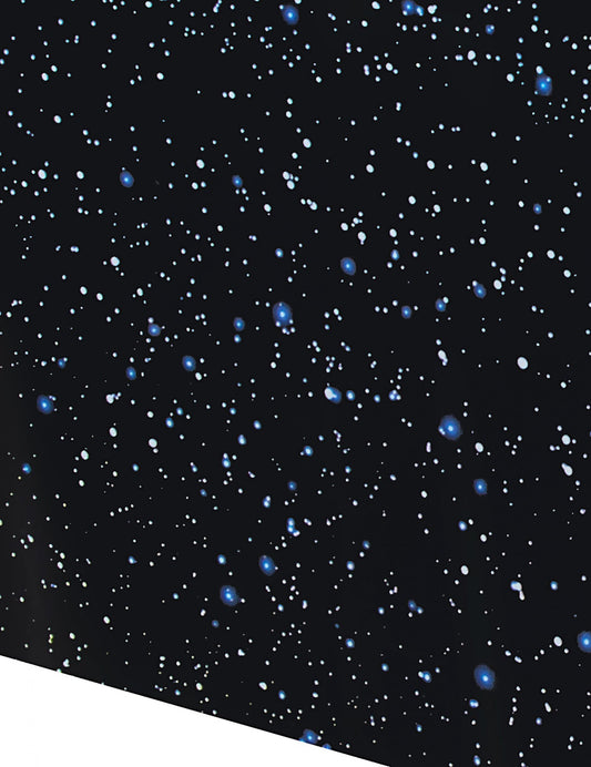 Gros plan sur le motif ciel étoilé de la nappe en plastique espace pour anniversaire