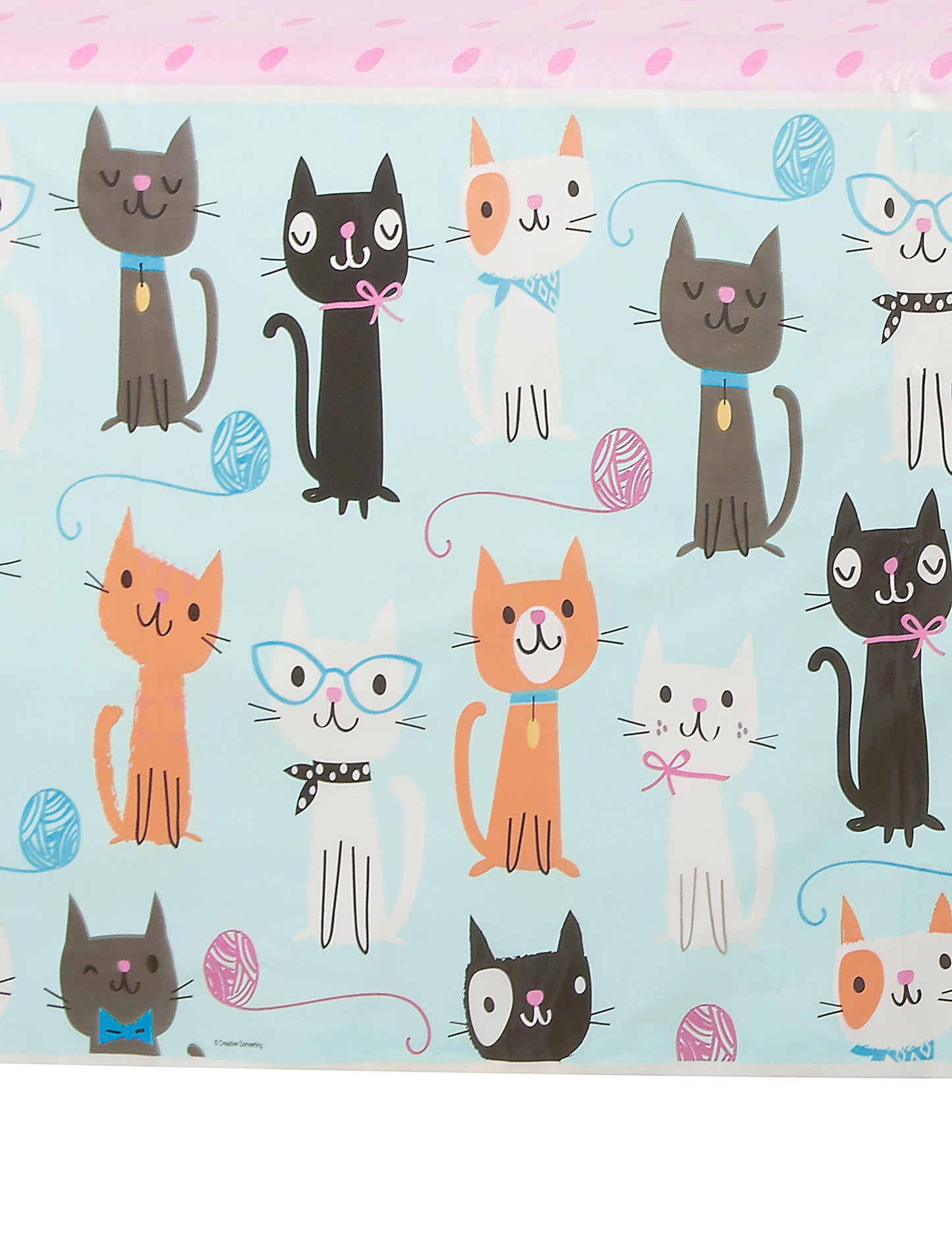 Détail des motifs de la nappe en plastique chats pour anniversaire