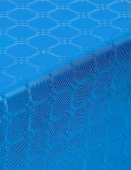 Gros plan sur le relief de la nappe en rouleau papier damassé bleu avec motifs de frises grecques